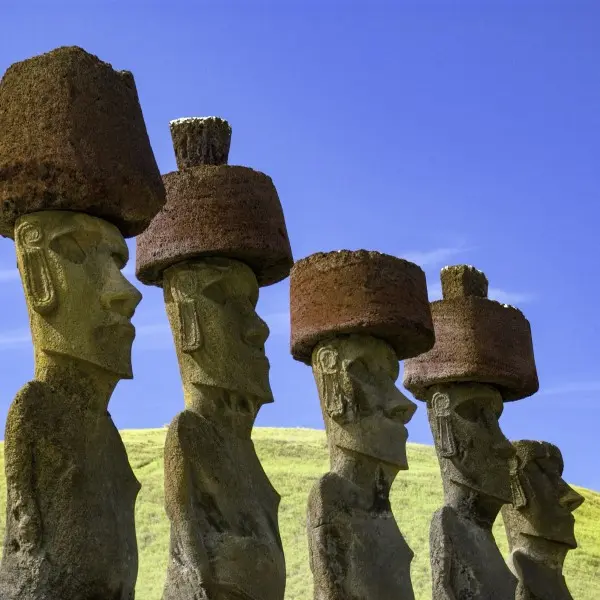 אי הפסחא: חוויה בלתי נשכחת בלב האוקיינוס עם פסלים מסתוריים.